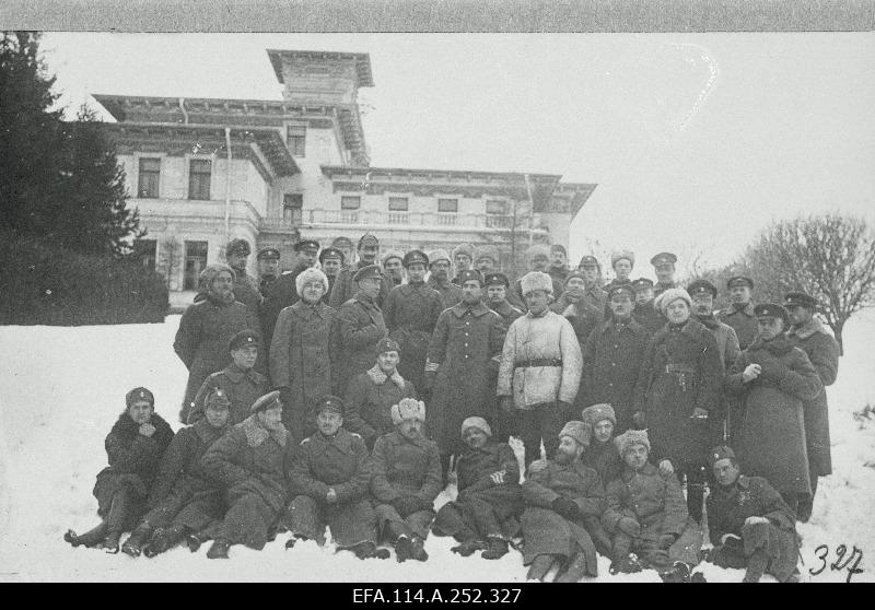 War of Liberty. 6.the officers and sub-offices of the army road at the villa of Oru. He stands in the middle of his hand pocket, Captain Karl Tallo.