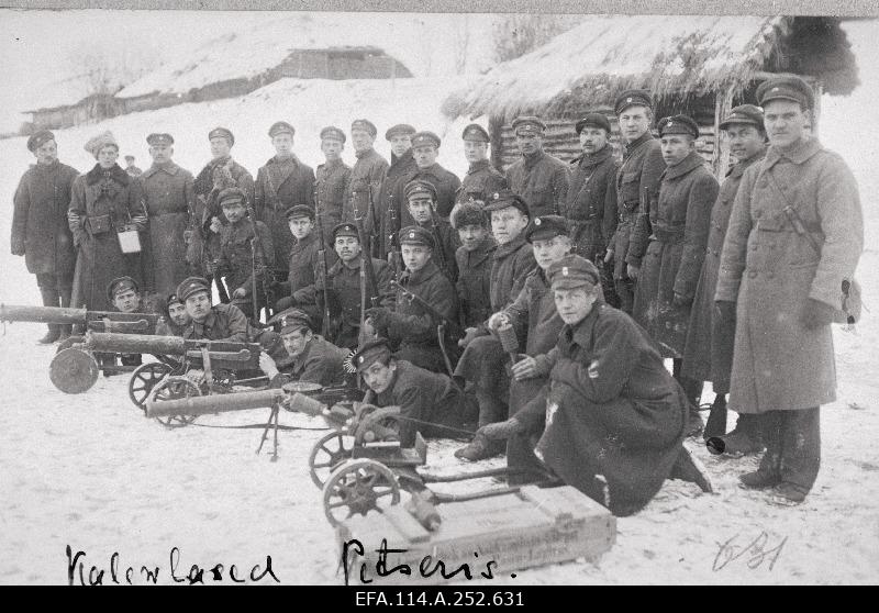 War of Liberty. One group of the technical dish of Kalevi Maleva Patalion in Vidovitši village near Lake Pihkva in the secured district of Irboska. From the left, the second commander of the entrance, the sub-captain Karl Paulus. At the forefront of the granate discharger.