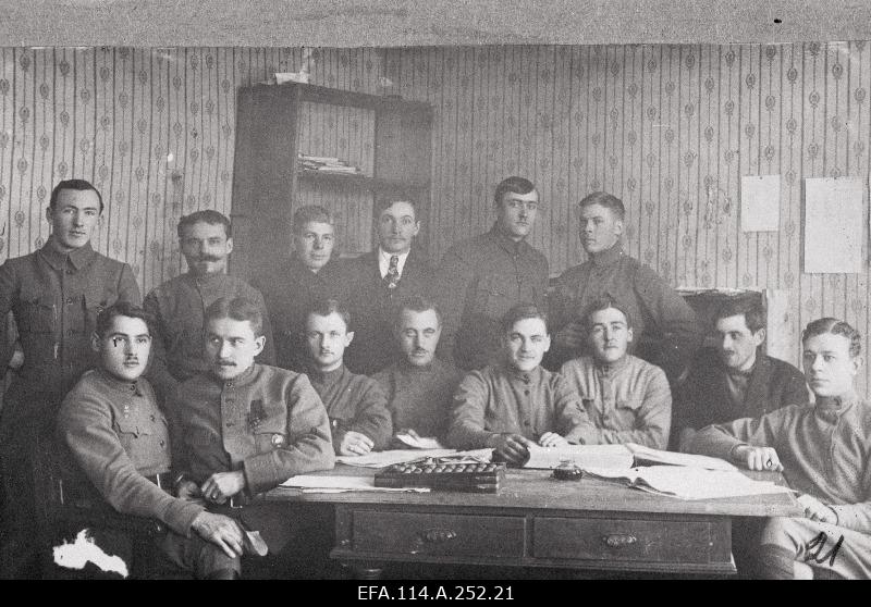 War of Liberty. 6.jalaväepolgu station district. From the left in I row: 1st band Johannes Parts, 2nd Lieutenant Bruno Vitas, 5th path adjutant Lieutenant Aleksander Kulbusch, other persons from the headquarters senior writers and writers.