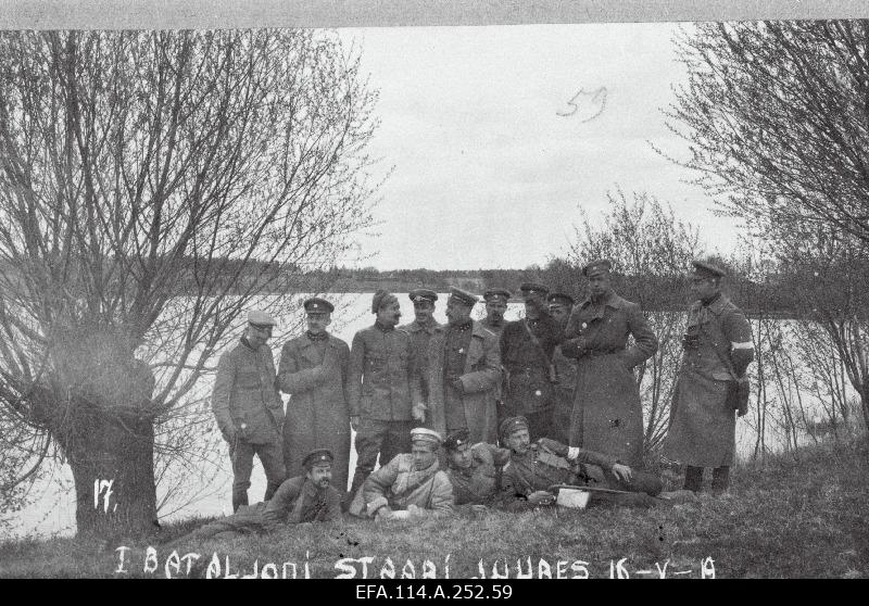 War of Liberty. Estonian officers near Lake Asti (Burtnieki). From left: I row (from first down) - 1. 6.adjutant of the Armed Forces (who?), 2. Tallinna Üksik Eskadron's chief lipstick Hellmuth Foelsch, 3. 2.battle 6th Battery group leader clipper Hugo Attemann, 4th narrow-minded clipboard no.4 leader clipper Joann Pelberg; 2nd row - 1. Editor of Pärnu Postimehe Johannes Viik, 2. 6. Assistance to the Commander of the Armed Forces, Under Captain Egbert Jürmann (Jürima), 3. 6.leutnant Leutnant Werner Limberg, 4. 6. Captain Karl Tallo, Commander of the Armed Forces, 5. 6.adjutant Leutnant Aleksander Kulbusch (Kulgver), 6th unknown junior officer, 7. 6.support Leutnant Jaan Maide; 3rd row (3 men) - sub-offiziers(?).