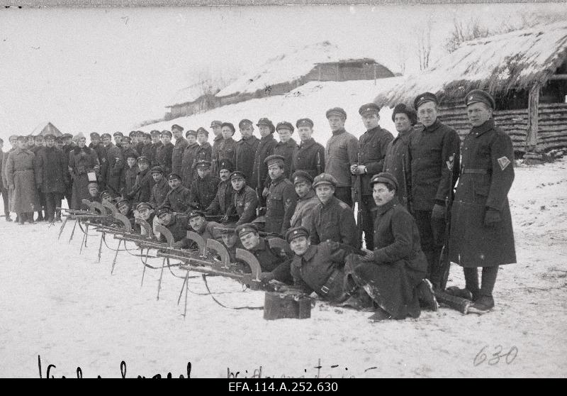 War of Liberty. Kalevi Maleva Polgu's technical cafeteria (cutters) soldiers in the secured district of Irboska in Vidoviči village. On the left (with card pocket) the commander of the entrance captain Karl Paulus.