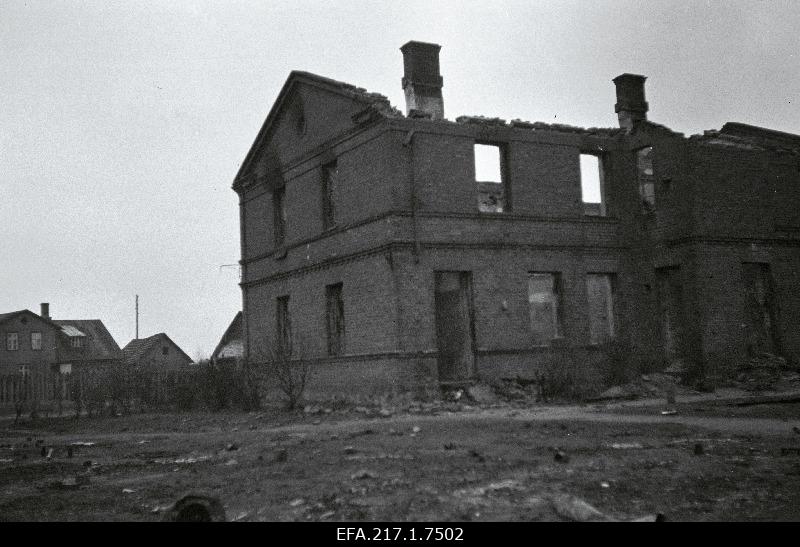 The ruins of the railway house in Mõisaküla.