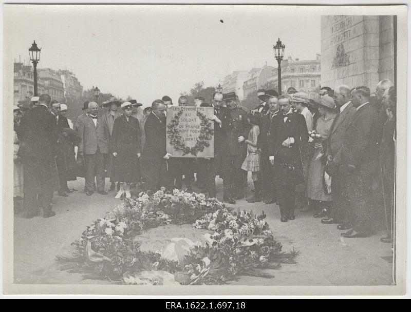 Placing a commemorative coffer in the joint chapel of Estonians who fought for freedom in France[?].