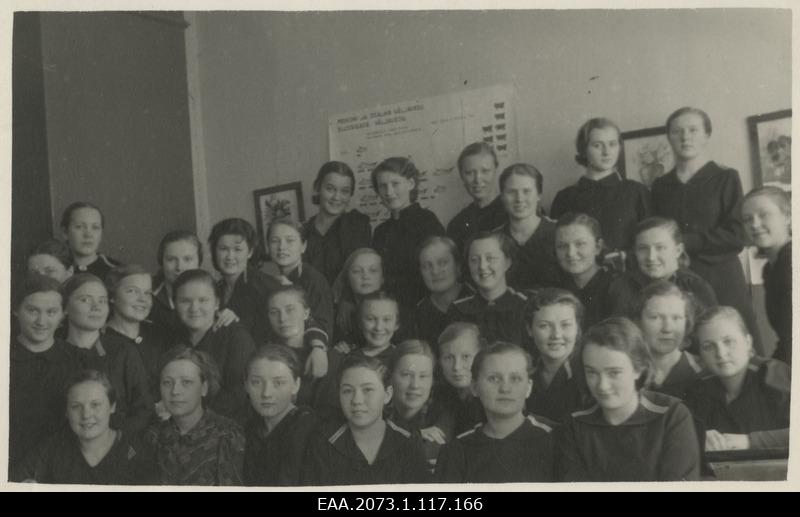 Students of the Private Commerce Secondary School of Viljandi Daughters in the classroom, group photo