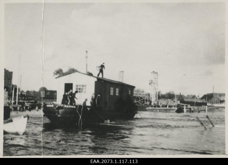 Construction of Pärnu Suursilla, the moment of the drowning of the interior pillar P5, in the forefront of the ferry with Marie's swimming workshop