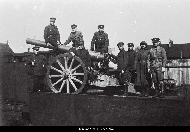 Large-scale armored armored train No. 4 artillery platform "Tõll" 105 mm with armored armor [1919]. On the left, Trubock, Chief of the Transport Division of the 1st Division of Station Trains (or Colonel Johan Unt, assistant Chief of the 1st Division), Eduard Jürgens, engineer of the 2nd Station Train Division, 4. (in front) Inspector Reinhold Sabolotnõi, 5th Battery Commander, Lieutenant Mart Unt.