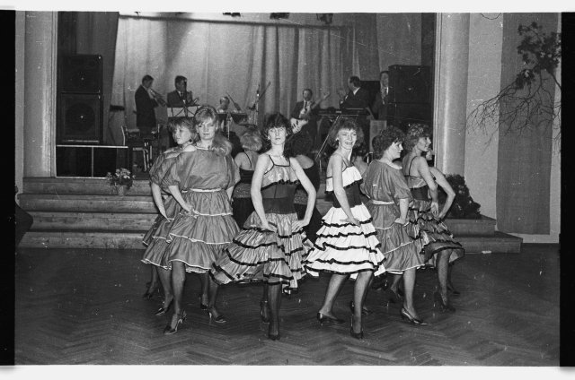 Tantsuõhtu; tantsuansambel Gevi etteaste