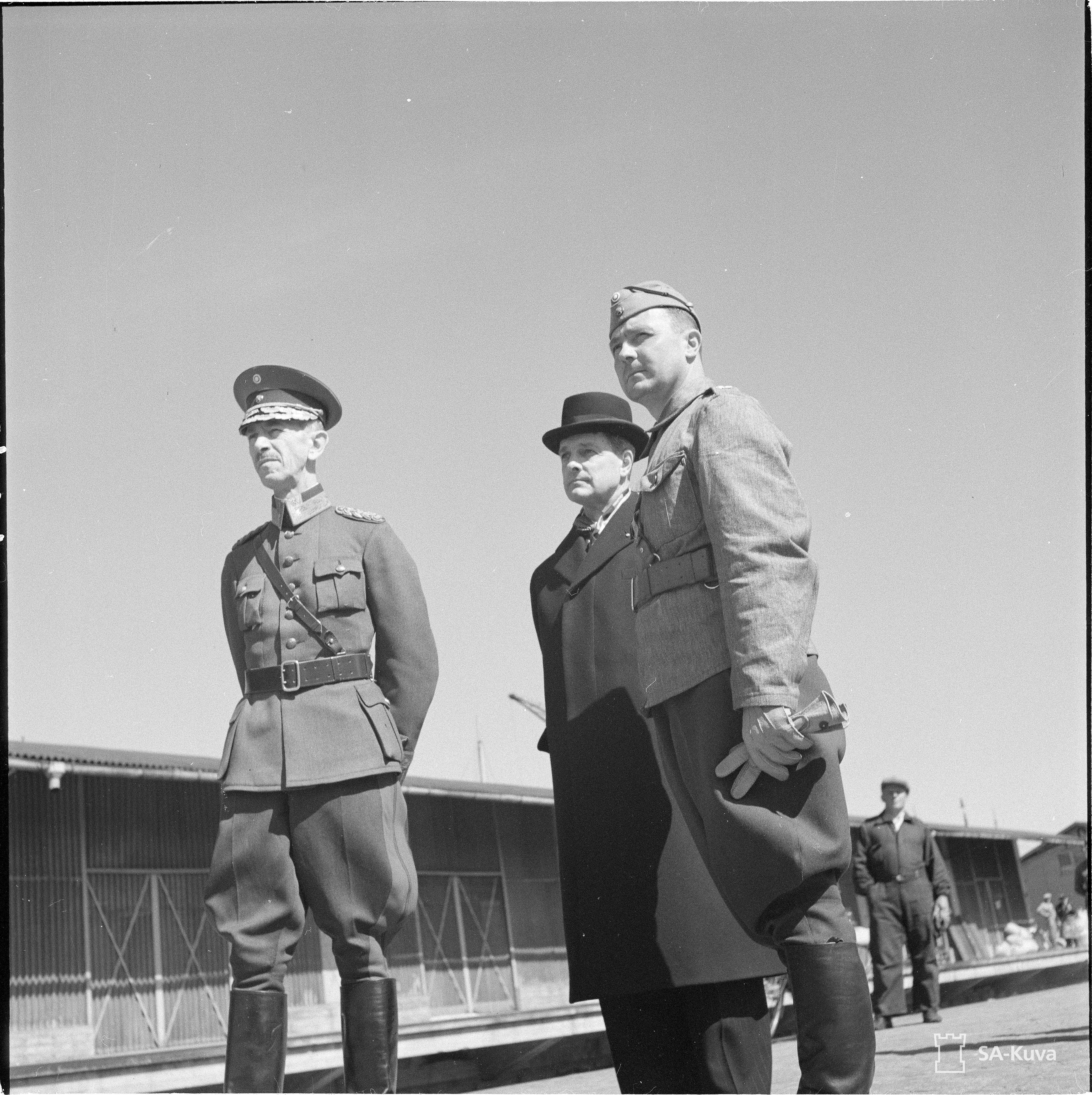 Turku. Kenraali Enckell. Toinen sot. henkilö on unkarilaisten tulkki 1940-05-20