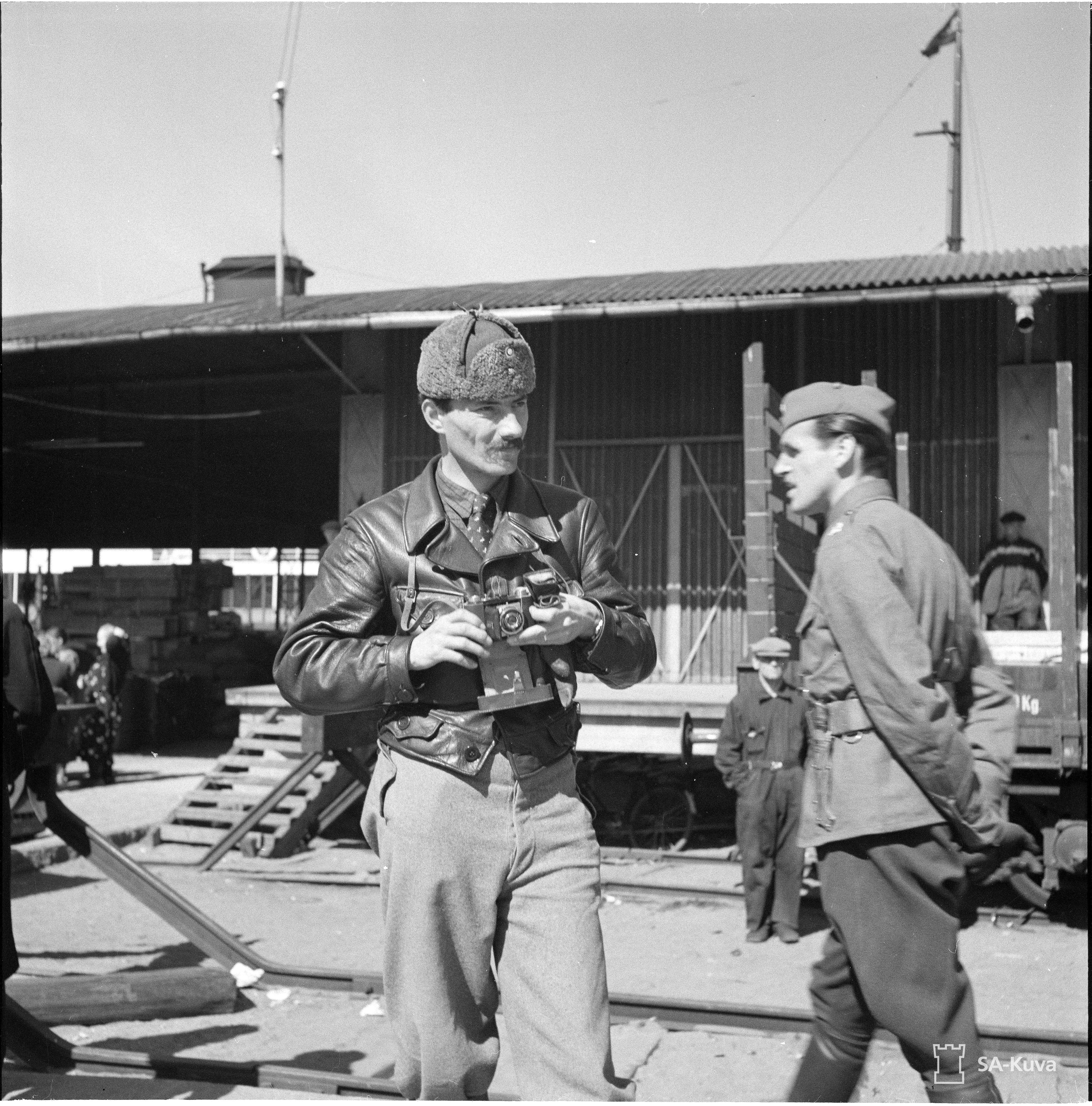 Vapaaehtoinen valokuvaaja. Unkarilaisten vapaaehtoisten ohimarssi Turussa 1940-05-20