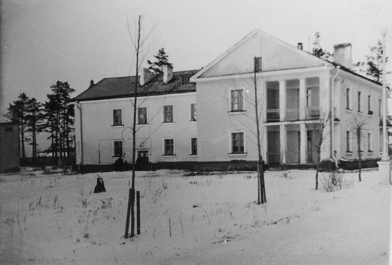 Maja Kirovi (Kesk tn.) (Nr 35) ja Gorki (nr 10) ristmikul.