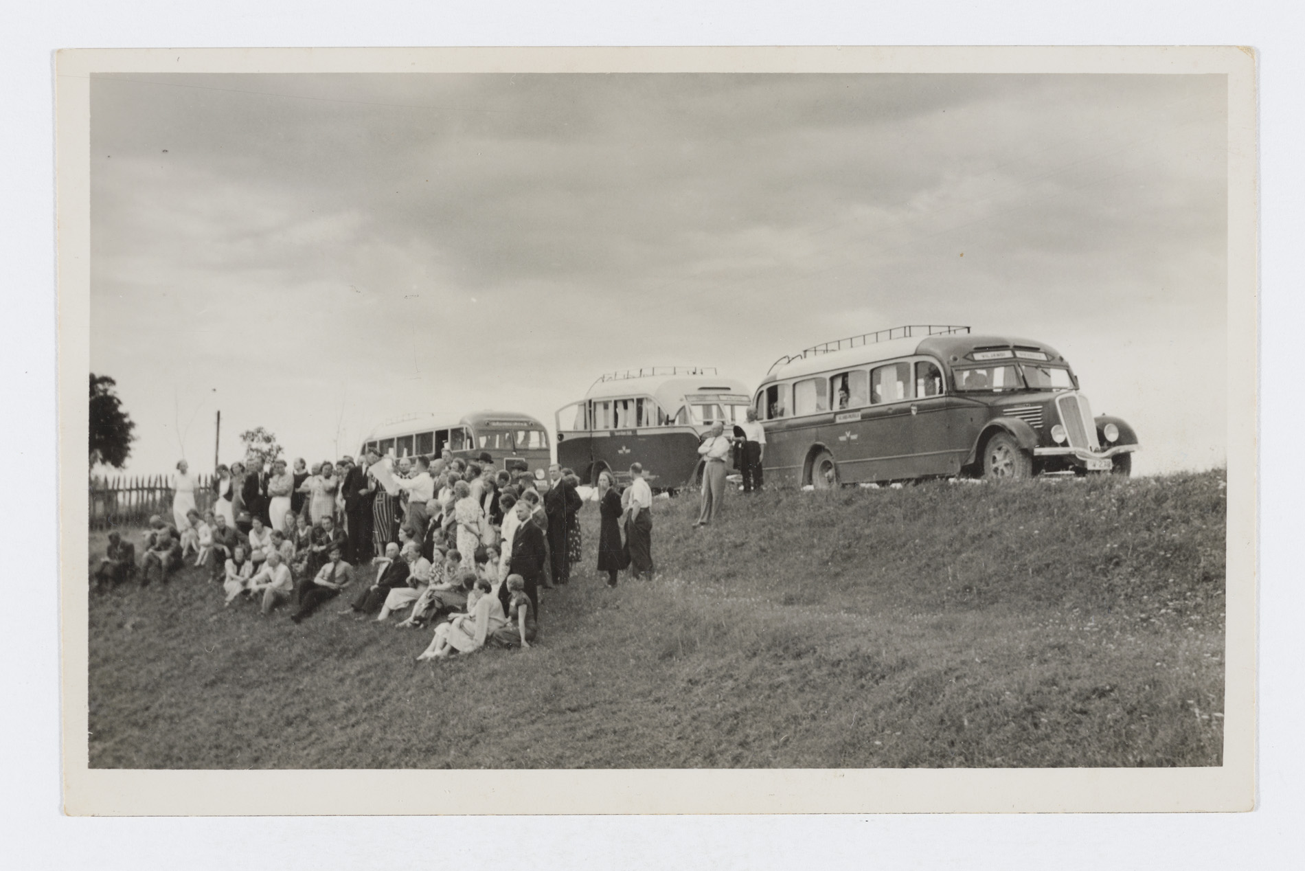 Grupp õpetajaid Holstre lohu juures (ERM Fk 3066:43); 
Eesti Rahva Muuseum; foto, 1930(?)