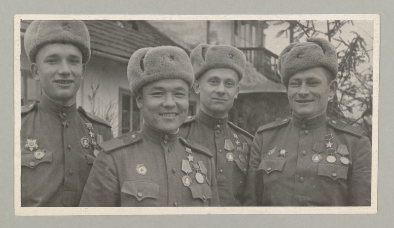 Nõukogude Liidu kangelased Esimesel Ukraina rindel. Vasakult: Grigori Tšernõi, Kašagan Džamangarajev, grigori Varava, Semen Volikov