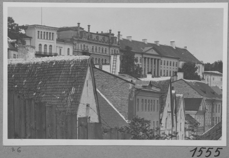 Hooneid Toompea idanõlvalt, Rataskaevu tänava poolt