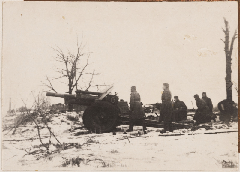 Eestlased ümbritsesid end kustumatu kuulsusesäraga Velikije Luki lahingus. 23. kahurväeüksus juhib tulevahetust Krupenino küla all. Velikije Luki 1942. a.