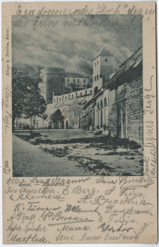 Tallinn. Vaade Nikolai Gümnaasiumi (Gustav Adolfi  Gümbaasium) hoovist Suur-Kloostri tänava suunas.  Nunnatorn ja Saunatorn.