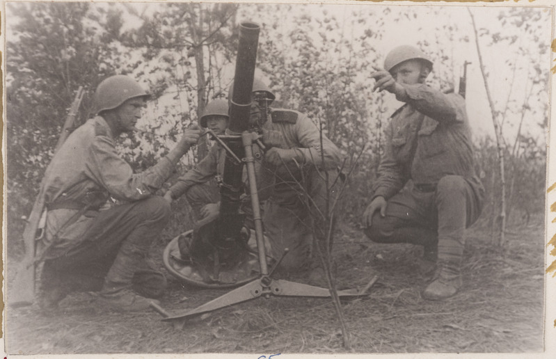 Kuulipildurid komsomolid 27. pataljonist tulejoonel, 1943. a suvi