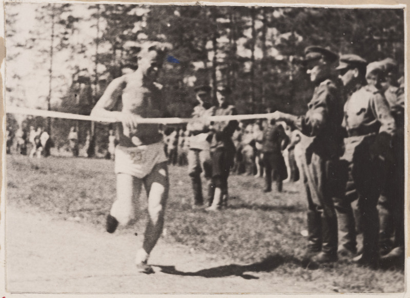 249. Eesti diviisi spordikoondis 400 meetri finishis.