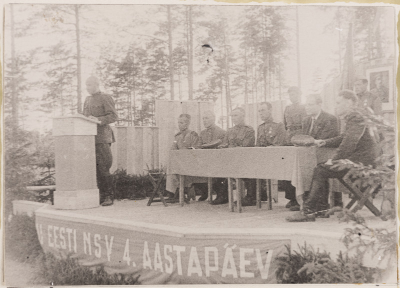 ENSV aastapäeva pidulik miiting 7. Eesti diviisis, ettekannet peab alampolkovnik Raud.