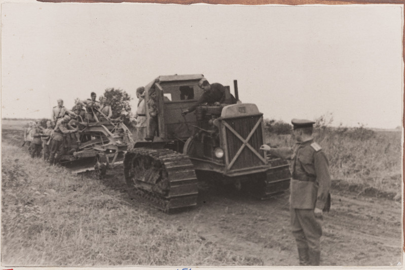 Visadus ja järelandmatus valmistavad ette korpuse sapööre sõjaliseks tegevuseks. Teede profileerimine. Esiplaanil vanemleitnant Rodin. Narva, suvi, 1944. a.