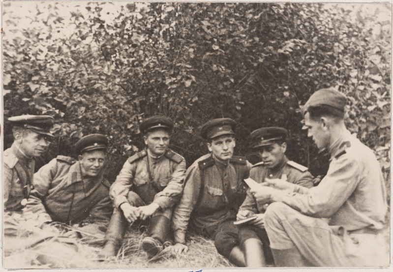 Partei-poliitiline töö kinnitab sapööride võiduindu. Partorgi, vanem Salomahina ettekanne partei büroo ees. Narva, 1944. a.