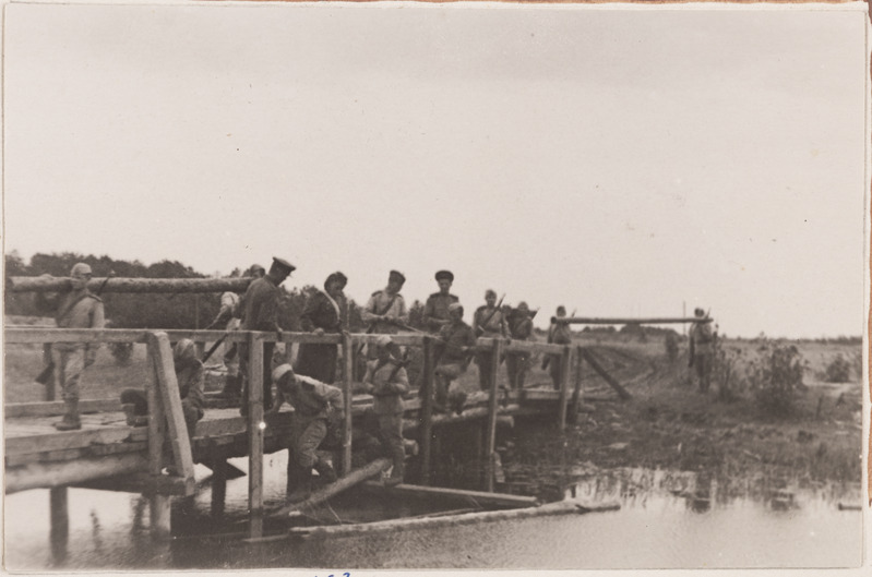 Korpuse sapööride sõjaline tegevus. Ajutise silla ehitus on lõppenud nooremleitnant Liljugini juhtimisel. Narva rajoon, sügis, 1944. a.