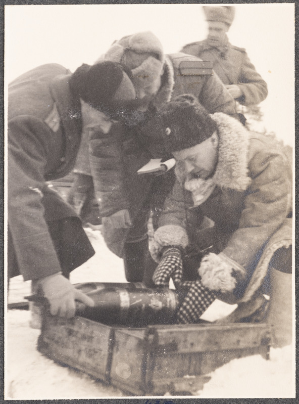 Talvised lahinglaskmised. Kv. kindral-major Aru kontrollib laskemoona