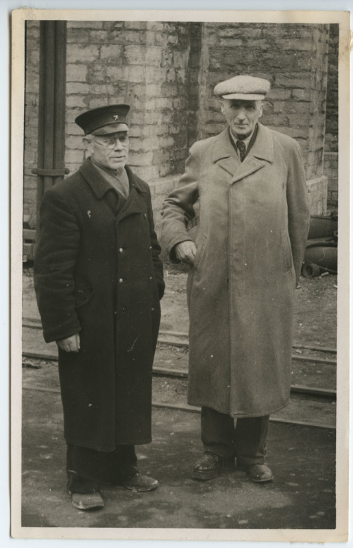 Endine tehasetööline Karl Rohtma koos kaaslasega Balti Raudtee Peatehaste territooriumil