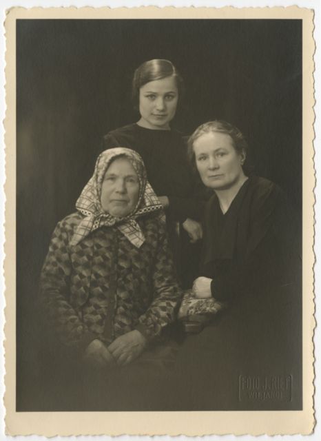 Grupipilt: kolm naist - noor, keskealine ja vana