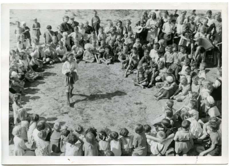 Lapsed ringmängu mängimas. Vääna pioneerlaager 1945.a.