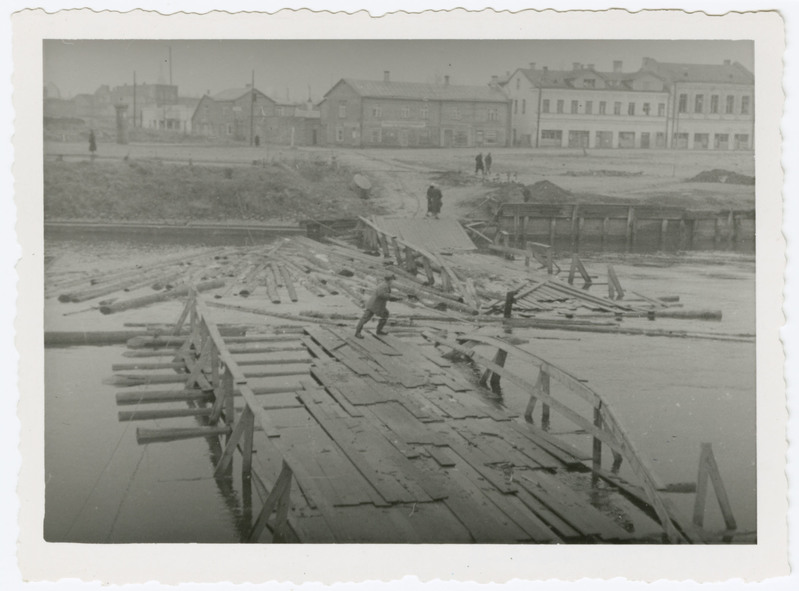 Purustatud Tartu 1944.a. Hädasild üle Emajõe Tartus Turuplatsil.