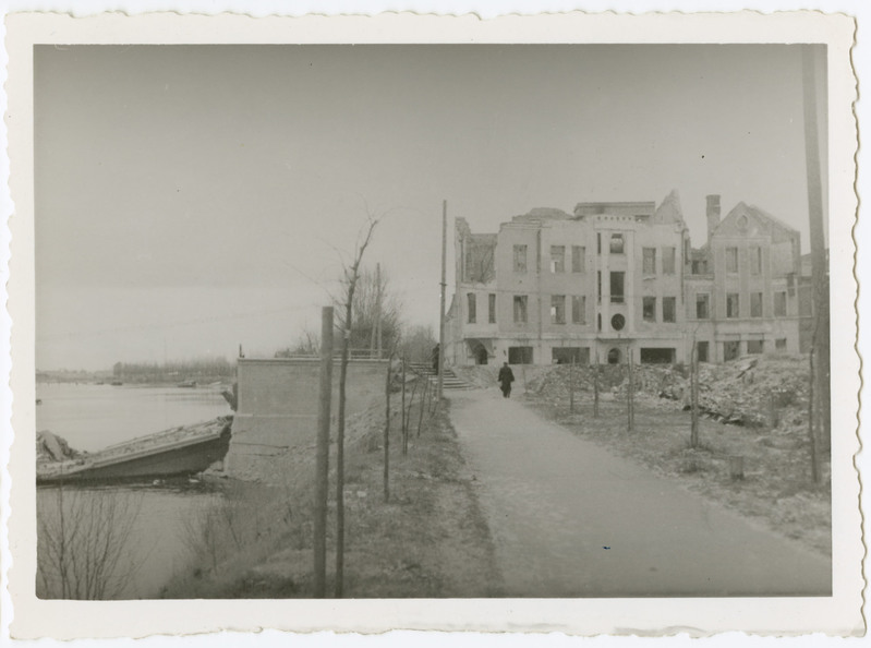 Purustatud Tartu 1944.a. Emajõe äärne tänav purustatud Vabadussillaga.