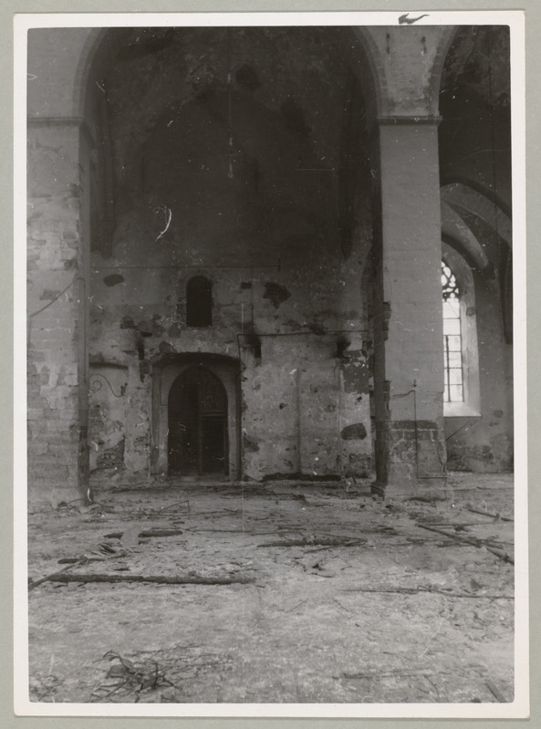 Tallinn peale põlemist 10.03.1944. Niguliste kiriku sisevaateid.