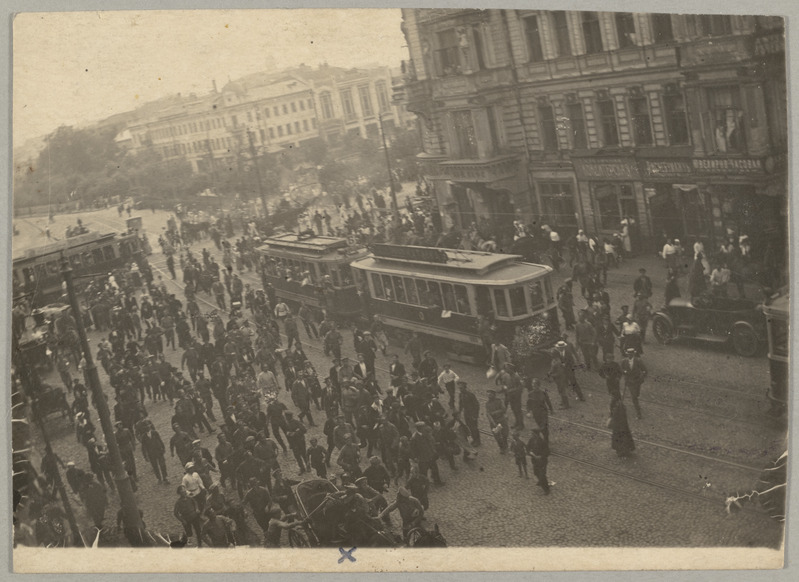 Sõdurid sõidavad (kaklevad) voorimehega. Moskva 1917.a.suvel.