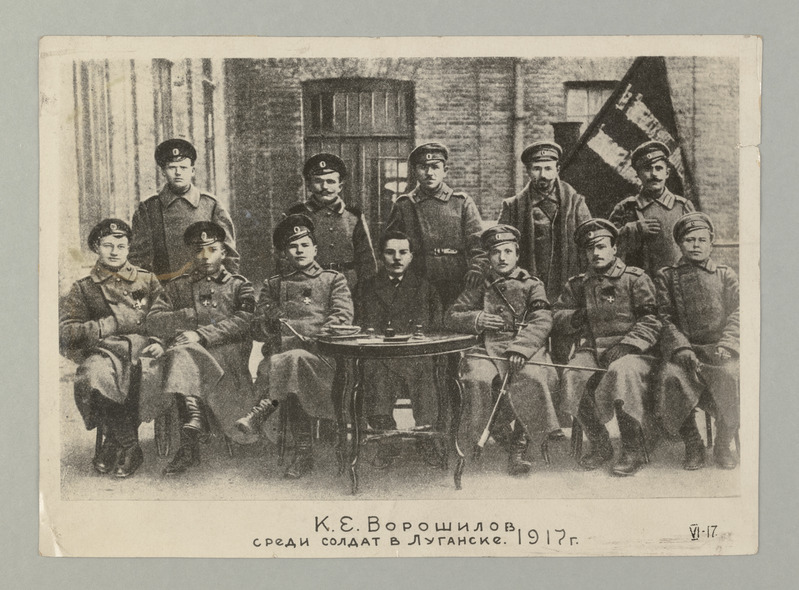 K.E. Vorošilov sõdurite keskel Luganskis 1917.a.