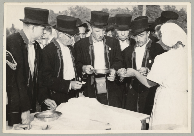 XII üldlaulupidu Tallinnas 27.-29.juunil 1947.a. Lauljad esinemis vaheaegadel einestamas. Filharmoonia meeskoor.