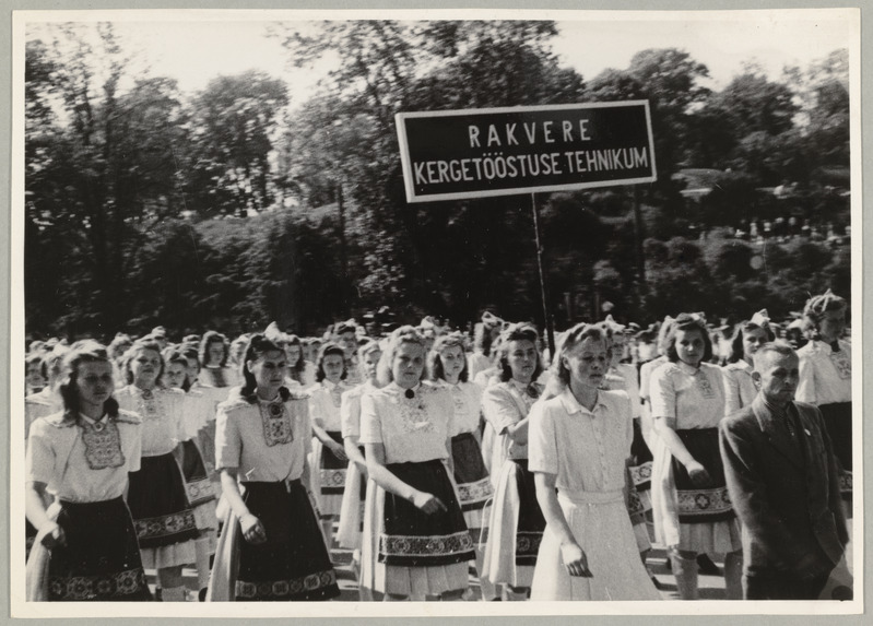 XII üldlaulupidu Tallinnas 27.-29.juunil 1947.a. Laulupeo rongkäik. Rakvere Kergetööstuse Tehnikum.