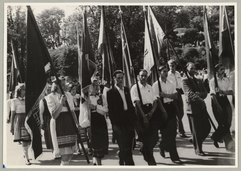 XII üldlaulupidu Tallinnas 27.-29.juunil 1947.a. Laulupeo rongkäik. Virumaa.