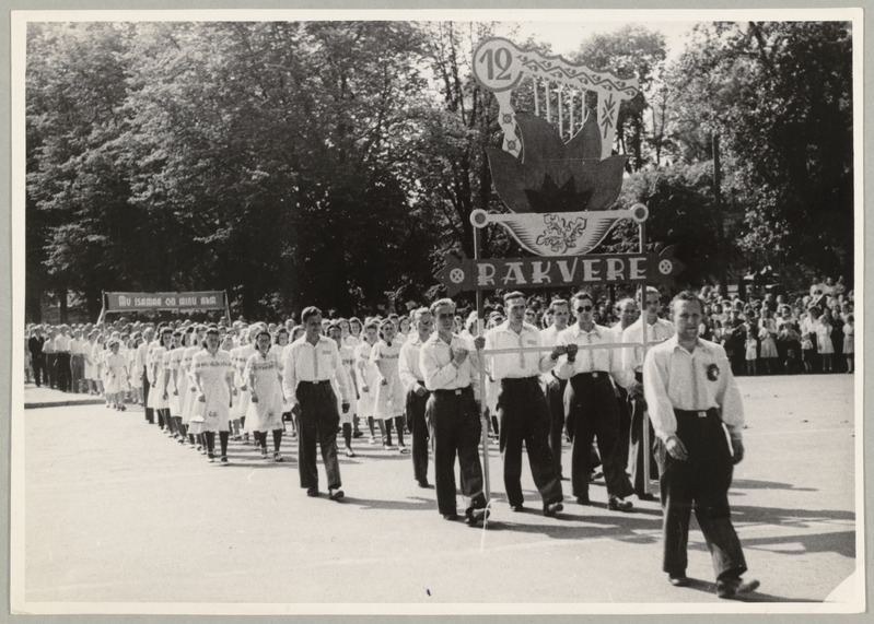 XII üldlaulupidu Tallinnas 27.-29.juunil 1947.a. Laulupeo rongkäik. Rakvere Kultuurimaja segakoor.