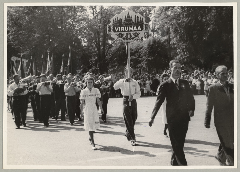 XII üldlaulupidu Tallinnas 27.-29.juunil 1947.a. Laulupeo rongkäik. Virumaa.