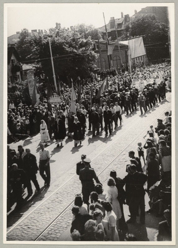 XII üldlaulupidu Tallinnas 27.-29.juunil 1947.a. Laulupeo rongkäik. Viljandimaa.