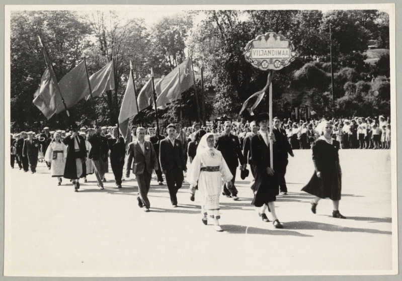XII üldlaulupidu Tallinnas 27.-29.juunil 1947.a. Laulupeo rongkäik. Viljandimaa.