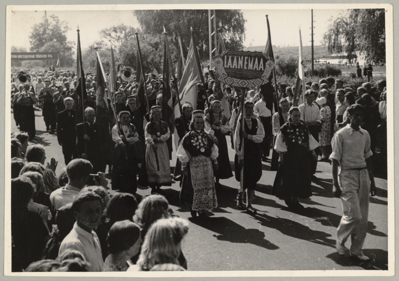 XII üldlaulupidu Tallinnas 27.-29.juunil 1947.a. Laulupeo rongkäik. Läänemaa.