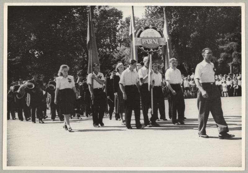 XII üldlaulupeo rongkäik, 28. juuni 1947. Pärnu linna osalejad.