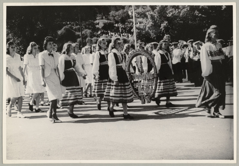 XII üldlaulupeo rongkäik, 28. juuni 1947. Pärnu L. Koidula nim. keskkooli naiskoor.
