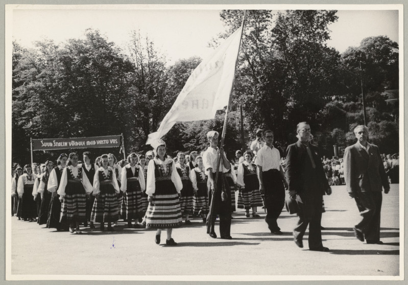 XII üldlaulupeo rongkäik, 28. juuni 1947. Osalejad Tartu linnast.