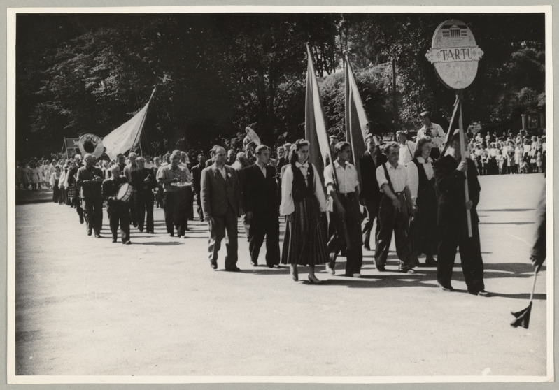 XII üldlaulupeo rongkäik, 28. juuni 1947. Tartu linna esindajad.