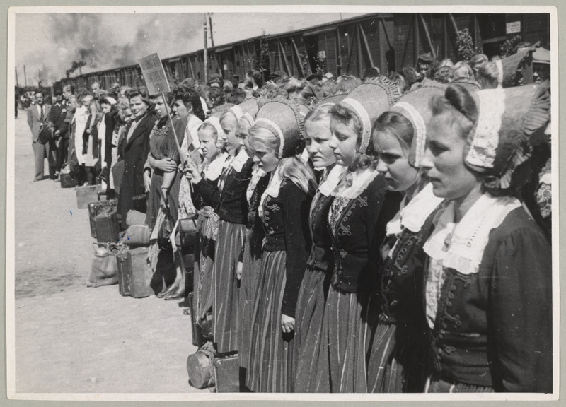 XII üldlaulupidu. Võrumaa Kanepi Erastvere Mittetäieliku Keskkooli lastekoor ootamas majutamiskorraldust Kopli jaamas.