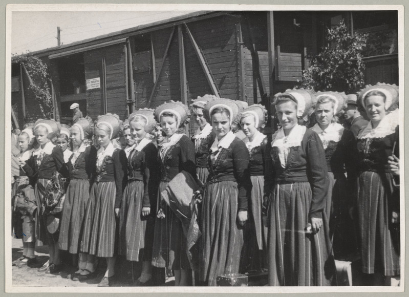 XII üldlaulupidu. Võrumaa Kanepi Erastvere Mittetäieliku Keskkooli lastekoor ootamas majutamiskorraldust Kopli jaamas.