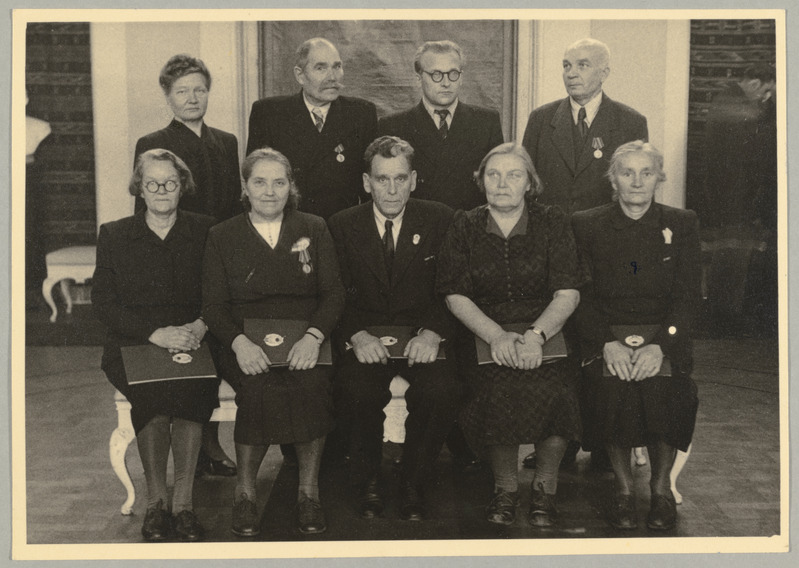 Grupp autasustatud endisi poliitvange.