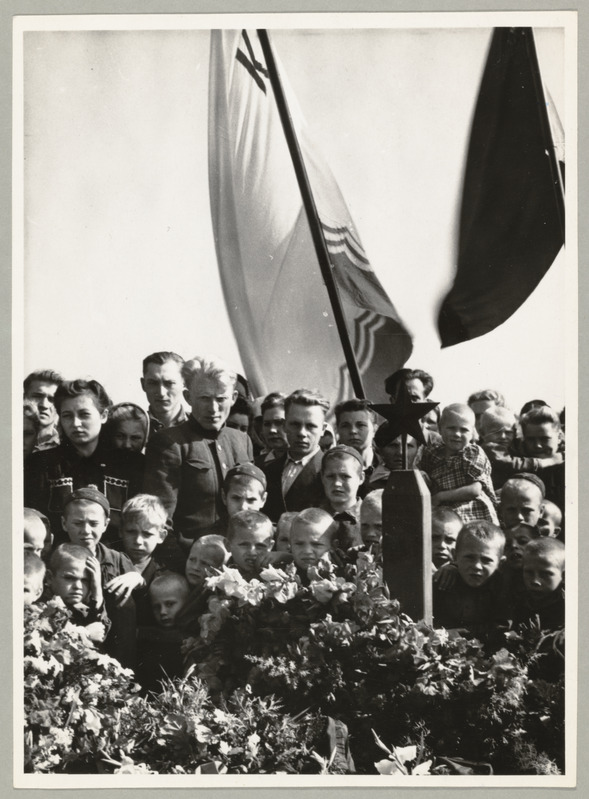 Leinamiitingust osavõtjad haual.